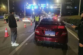 轿车擅自改装排气管，驾驶员可用遥控器开关声浪，民警提醒非法改装并非“无伤大雅”图片