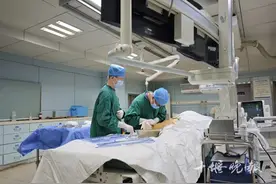 因为“蚯蚓腿”，女孩夏天不敢穿裙子……医生一招治好图片