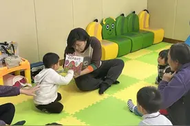 当不爱吃水果的小朋友，遇上了“爱吃水果的牛”……图片