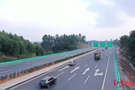 女子得知父亲病危情绪崩溃无法开车，高速公安见其车停应急车道主动当“代驾”图片