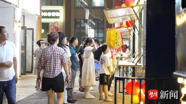 童趣国风夜未央 盐城老西门街区涌动夏夜新活力