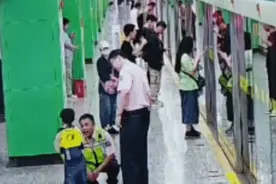 暖心相伴无忧出行 地铁里的温情瞬间图片