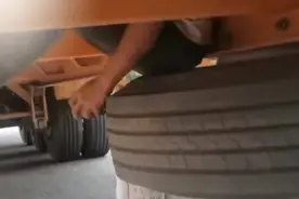 吓出一身汗！挂车一路从广东跑到江西，司机才发现车底躲着个男孩图片