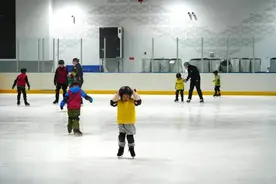 亚冬会点燃上海冰迷热情！中心城区唯一奥运标准冰面，近期客流量同比增三成图片