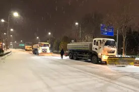 以雪为令！济宁太白湖新区各部门昼夜奋战除雪保畅图片