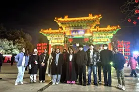 逛庙会 赏花灯 外国留学生牡丹园里闹元宵图片