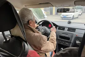 上海96岁老伯因身体原因放弃驾考，教练：活到老学到老的精神值得点赞图片