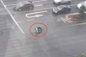 长沙一女子不慎被电动车压倒痛哭，女司机立即停车救人：很平常的事，被放大了图片