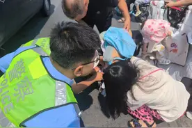 惊险！儿童手臂不慎卷入电动自行车车轮，这样的错误，你也可能犯！图片