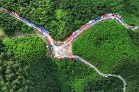 丹寨县：苗族同胞载歌载舞 欢度“爬坡节”图片