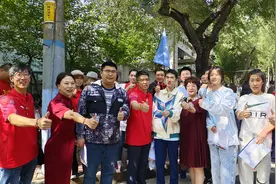 直击高考首日 19.2万名龙江考生奔赴考场图片