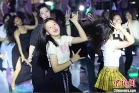 南京街头“随机舞蹈”点燃青春活力图片