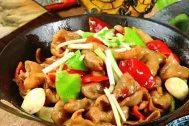 夫妻摆摊20多年，只卖一种食物，每天限量一锅图片