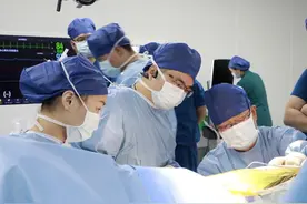 93岁老人摔倒髋关节骨折，医生40分钟为她置换股骨头图片