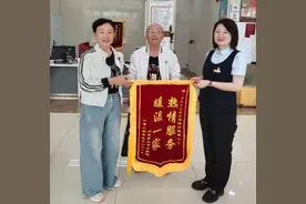 “争当人民满意银行”系列报道——青岛工行：金融服务“加速度” 异地换卡“有温度”图片