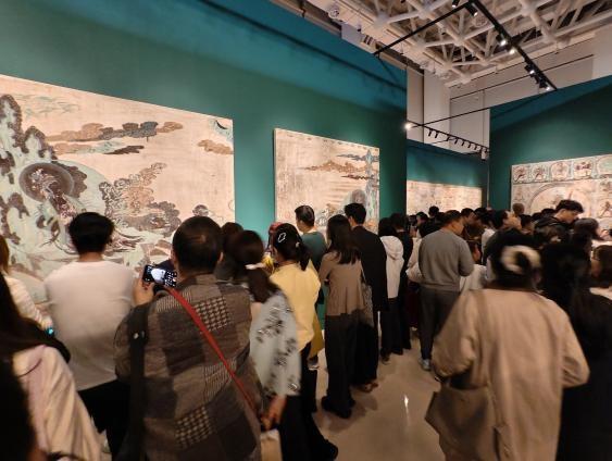 打卡莫高窟牌坊、看洞窟壁画…“何以敦煌·念念回响”公益展首个周末观众过万