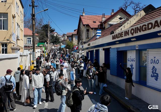 清明假期首日：青岛老城“人从众”