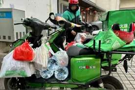 马不停蹄送货上门！寒潮下，他们这样守护居民“菜篮子”图片