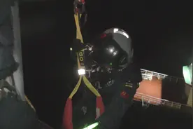 三渔民海上突发中毒遇险 直升机夜间出动紧急送医图片