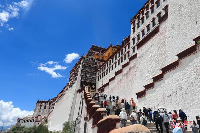 暑期文旅热 自然人文共绘活力图景