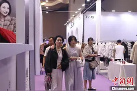 “弄潮”三十二载 “中国皮革之都”锚定时尚新坐标图片