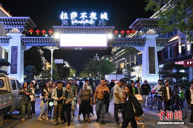 “拉萨不夜城”人气火爆 成旅游新热点