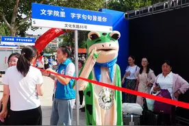山东师大新生报到，大学生扮成萌蛙迎新图片