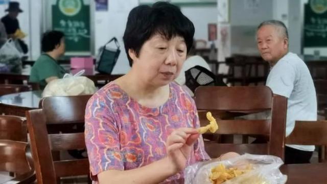 来尝尝七夕的“甜蜜”吧！方松社区食堂巧果香脆出炉