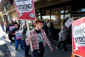 美国多地员工罢工 在中国扩大“下沉”市场 星巴克“卷不动”了？图片