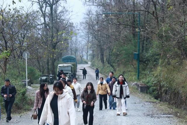 晴隆县检察院开展“重走抗战生命线，铭记历史守初心”爱国主义主题徒步活动