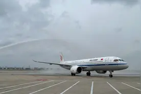身披五星红旗的国航C919首航成功图片