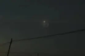 新疆多地现不明飞行物？目击者称有圆形发光体突然加速 气象部门：非气象卫星图片