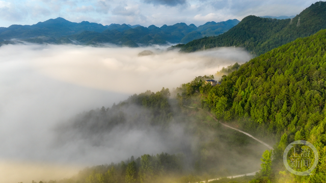 晨雾锁山道 朝阳暖山乡