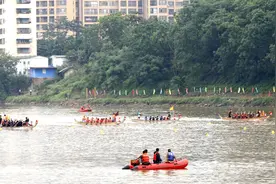 粤港澳大湾区龙舟赛燃爆清远阳山，万人空巷见证水上速度与激情图片