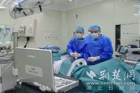 医生“三镜”联合 取出遗忘在体内3年的支架管图片