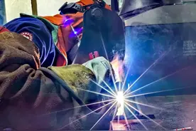 四川00后“焊将”勇夺世界技能大赛焊接项目银牌：手指练到变形，手上满是烫伤疤痕图片