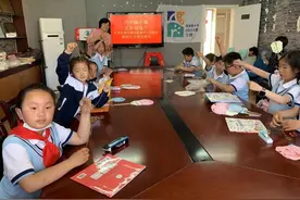 浮山新区街道浮山后社区开展“巧手编手绳 五彩迎端午”活动图片