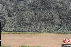 宁夏中卫：66号公路随黄河蜿蜒向前图片