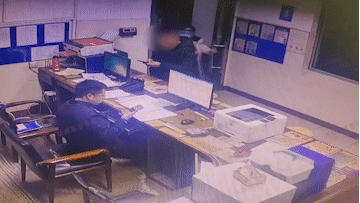 杭州一“头盔哥” 在派出所丢下纸包离去 结果……图片