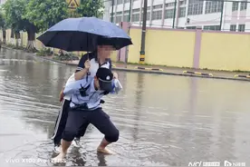 高考遇上下雨天？不慌，民警背考生，蹚水去考场图片
