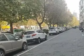 路边停车位可以包月停？五岔路口这段路“变宽”了？图片