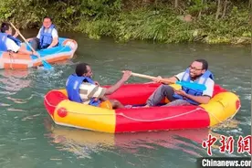 外国青年饱览吉林山水 感慨美景源于生态保护图片