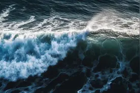 威海警方：海上漂来不明物体，经鉴定为甲午战争时期鱼雷图片