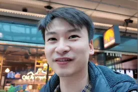 华裔荷兰小伙回川认亲：30年前在火车站走失 生父已去世多年，看到亲生母亲很心疼图片