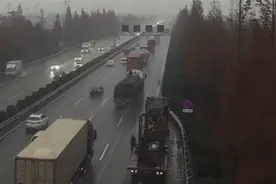 险！货物在高速路上掉落 切勿冒险拾捡图片