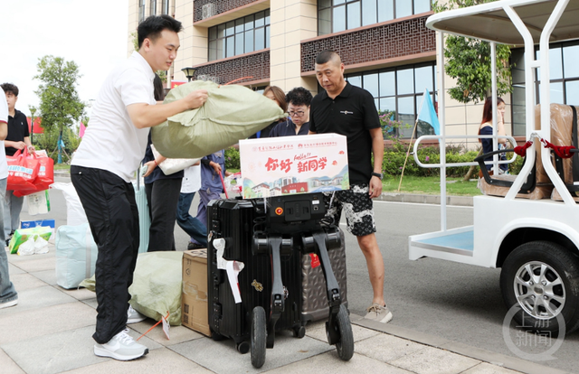 机器人+无人车，重庆永川这所高校“科技迎新”太酷啦！