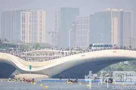 北京：大运河上赛龙舟图片