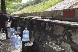 路边接山泉水竟要扫码付费，合理吗？记者调查：“山泉水”一元6升，其实就是普通井水，经营者未缴水资源费图片