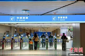 助力亚冬会高效通关 哈尔滨机场口岸出入境快捷通道开通图片