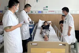 心脏在右、肝胆在左，医生为“镜像人”切除阑尾图片